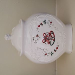 Pfaltzgraff Winterberry Sculpted Cookie Jar & Lid